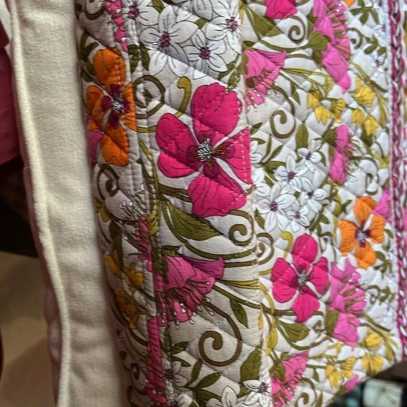 Vera Bradley tote. Like new condition - Picture 2 of 6